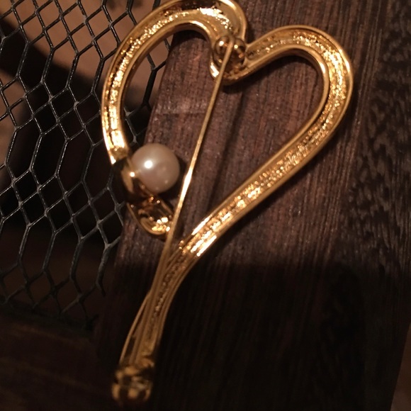 Vintage goldtone heart shaped pearl brooch - Picture 2 of 4